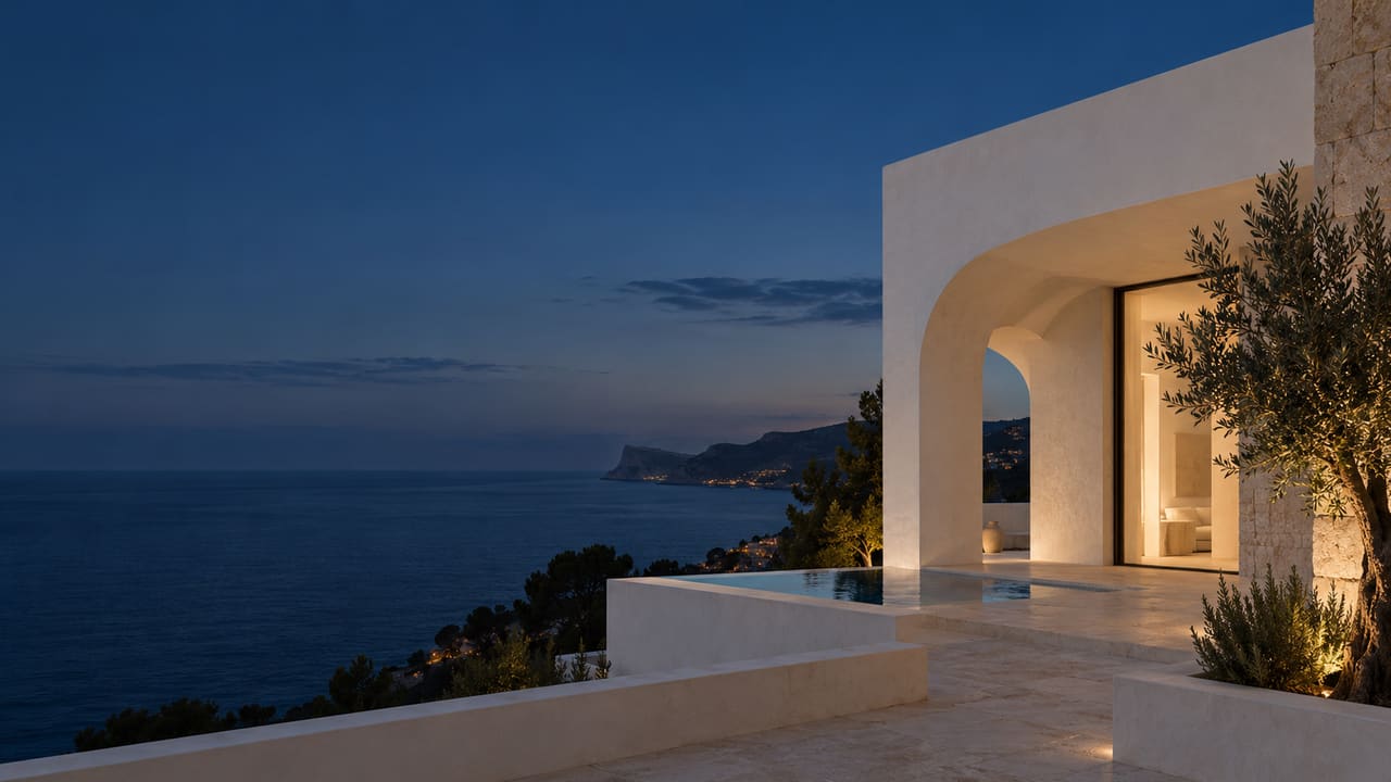 Moderne weiße Villa mit Rundbogen, Infinity-Pool und Olivenbaum über dem Meer zur blauen Stunde